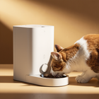 FELVO Signal, App-Controlled Smart Feeder in use